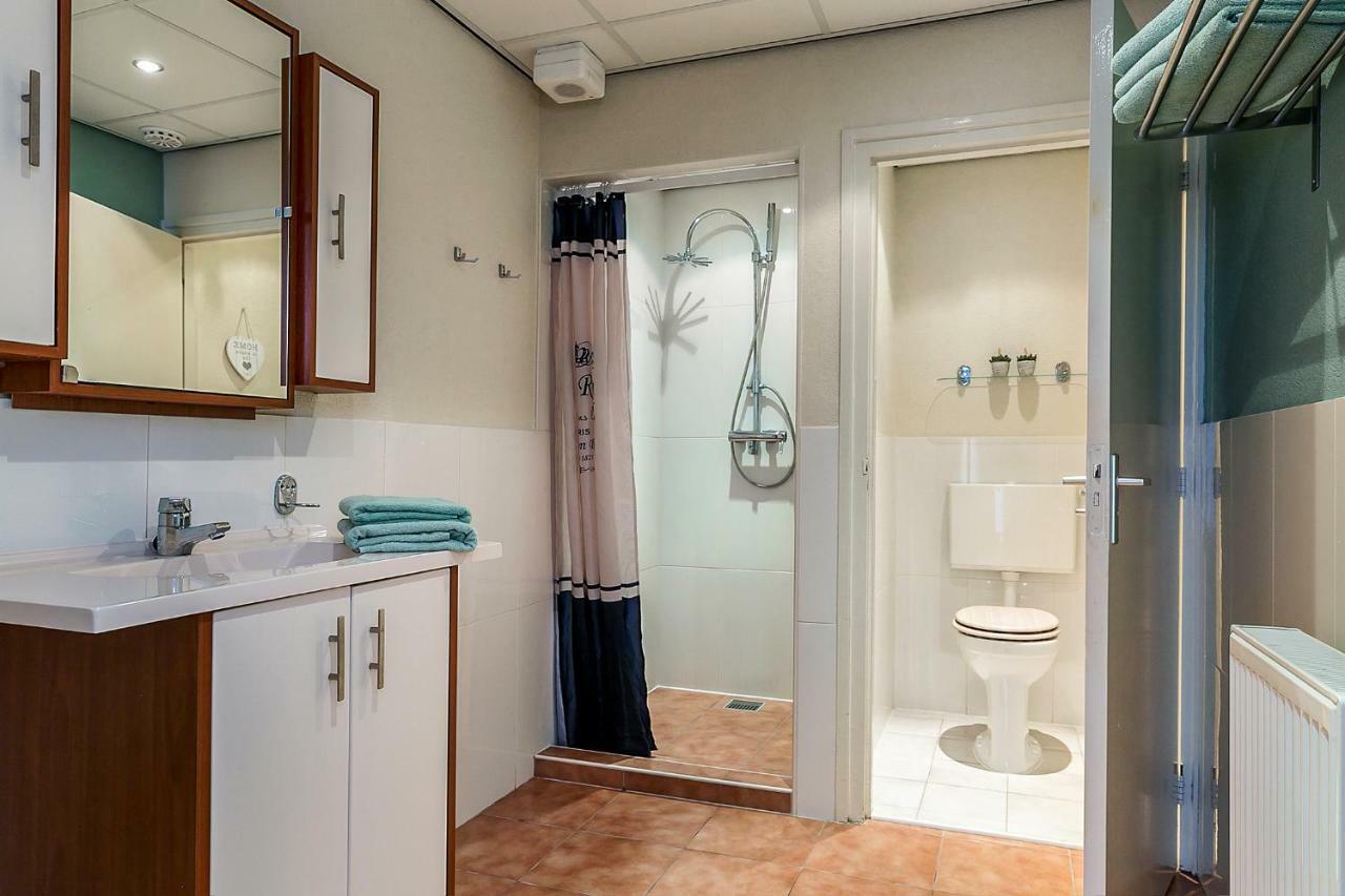 Sfeervol 6 Persoons Appartement - Van Alle Gemakken Voorzien! Bakkeveen Luaran gambar